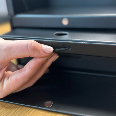 Leica Kamera-Verpackung – präzise manuelle Konfektionierung durch FulfilledByMates im Premium-Fulfillment.