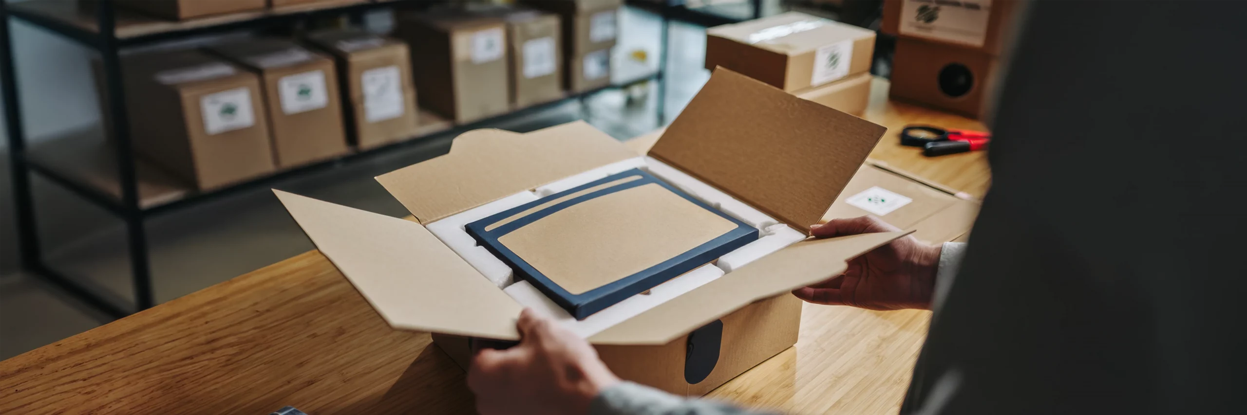 hochwertige nachhaltige verpackung im fulfillment prozess, hand platziert produktbox in umweltfreundlicher versandverpackung