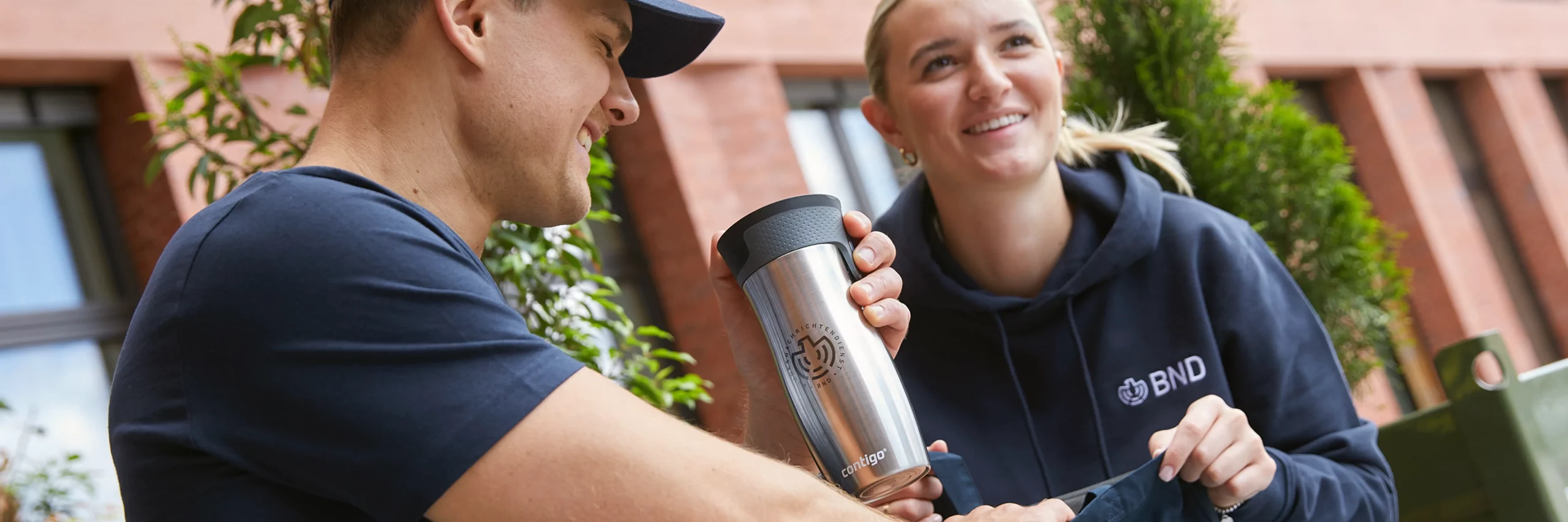 Mann und Frau tragen offizielles BND-Shop Merchandise als alltagstaugliches Outfit.